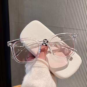 Gafas de sol cuadradas Qianai para mujer, lentes de PC con protección UV400, tipo 3, con remaches punteados irregulares, gafas de moda para conducir - Product Image 1