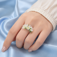 Bague Fleur Papillon en Verre Glaçuré, Design Original, Fleur d'Osmanthus et de Pêcher, Accessoire de Niche Fait Main