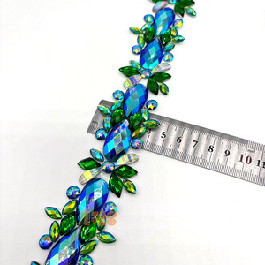 Décorations thermocollantes en résine et pierre sur le thème vert de la Saint-Patrick pour costumes de carnaval Tobago Carnival 2026 - Product Image 4