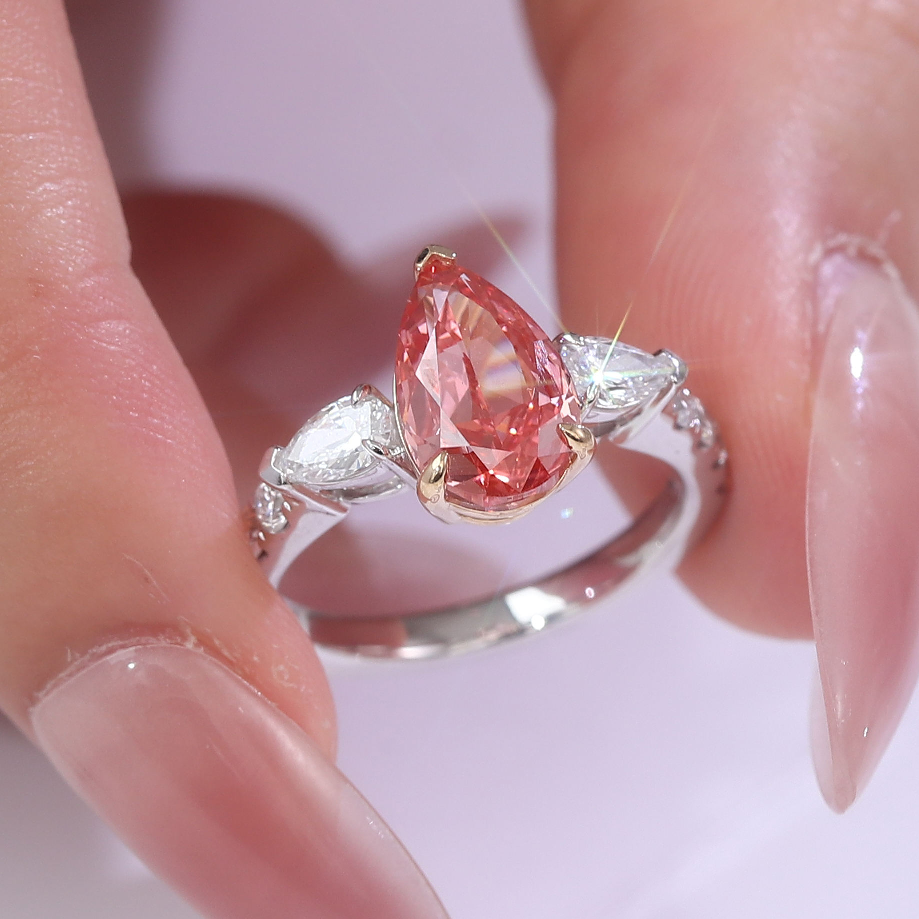 Anillo de oro macizo de 14k con diamante de laboratorio