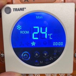Thermostat de climatiseur Trane THT00031C, commande numérique électrique pour climatisation centrale résidentielle - Product Image 1