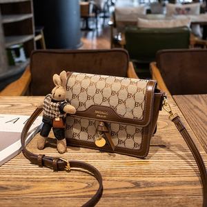 女式<span class=keywords><strong>2026</strong></span>新款时尚百搭高端小方包热门款式纹理单盖尼龙内衬单肩斜挎包 - Product Image 1