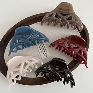 Pince à cheveux triangulaire creuse en acrylique couleur unie pour femme, style requin, pour bal de promo et mode - Product Image 1