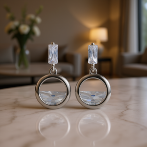 Eleganti Orecchini Pendenti in Cristallo e Oro Bianco, Montatura in Argento 925, Design Geometrico Minimalista, Gioielli da Donna per Uso Quotidiano - Product Image 2