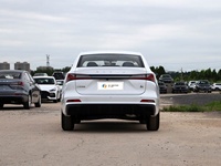 Roewe I5 2026 Nouvelle Berline Chinoise de Qualité pour la Famille, Boîte Automatique, Caméra Arrière, Pneus R17, Conduite à Gauche, Essence