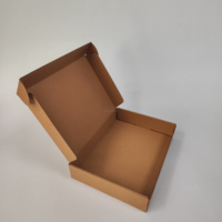 Boîte d'emballage en carton ondulé pour petits articles, pratique et rapide, 13*10*2 pouces, avec laminage mat, pour les boutiques e-commerce et les chaussettes