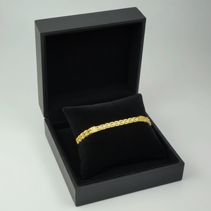 Elegante Brazalete de Oro de Lujo de 22K para Hombre con Diseño de Eslabones Cubanos y Patrón Geométrico, Acabado Premium - Product Image 3
