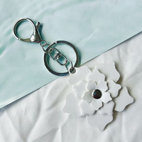 Porte-clés en cuir en gros, mini porte-clés fleur en cuir, breloque de sac en cuir, diffuseur, porte-clés de voiture avec logo personnalisé, anneau porte-clés