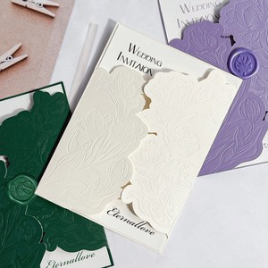 Invito Matrimoniale Vintage di Lusso in Stile Francese con Tulipani in Rilievo, Sigillo in Ceralacca, Carta Perlata di Alta Qualità - Product Image 4