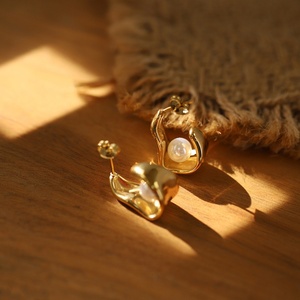 Pendientes de Aro de Acero Inoxidable con Perlas Artificiales Redondas y Diseño de Luna, Chapados en Oro de 18k, No se Desvanecen - Product Image 2