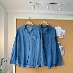 Chemise en jean tendance pour femme A307 avec poches élégantes, haut en jean boutonné avec poches avant, vente flash - Product Image 1