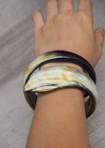 Bracelets artisanaux en corne de buffle, artisanat naturel, bijoux faits à la main pour femmes, accessoires élégants, uniques et durables. - Product Image 3