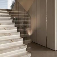 Escalier droit en marbre de qualité supérieure pour bâtiment moderne avec marches en pierre durables et solution d'escalier personnalisée