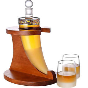 刻有名字的喇叭形玻璃水晶醒酒器，带个性化木制支架 - Product Image 3
