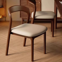 Chaise de salle à manger de style nordique et italien moderne en bois massif de noyer et simili cuir de luxe JP pour restaurants, hôtels, appartements