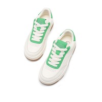 Baskets basses décontractées pour femmes, blanches avec accents multicolores, style skate, semelle en caoutchouc