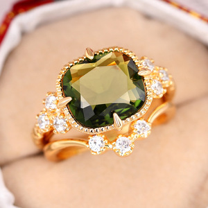 Anello in Cristallo Verde Scuro per Donne, Elegante Accessorio Moda per Uso Quotidiano e Feste - Product Image 2