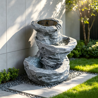 Fontaine d'eau décorative d'extérieur à LED solaire en polyrésine avec design artisanal résistant aux intempéries 42x42x83cm