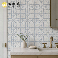 Mosaïque de marbre blanc Thassos à motif floral bleu accrocheur, design carré découpé au jet d'eau pour la décoration murale moderne des cuisines et salles de bain