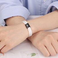 Bracelet en paracorde en acier inoxydable poli à prix d'usine avec accessoires en anneaux métalliques personnalisés