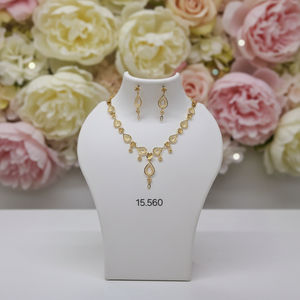 Ensemble de collier exclusif avec motif goutte d'eau doré, accents floraux et boucles d'oreilles pendantes assorties pour femmes, bijoux de célébration - Product Image 2