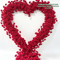 Arche florale artificielle en forme de cœur avec roses rouges, base en tissu, cadre floral pour la décoration de fond de cérémonie de mariage ou de fête