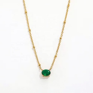 Collier personnalisé en acier inoxydable avec pendentif ovale en zircone verte, chaîne à maillons et perles, plaqué or 18 carats, vente en gros - Product Image 1