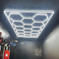 Plafonniers hexagonaux en nid d'abeille LED pour stations de lavage de voiture et ateliers de détail automatique Solutions d'éclairage de garage modernes