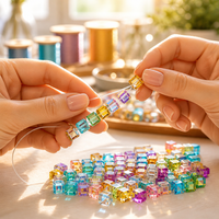 Perles carrées en verre à trou droit, multicolores, facettées, en forme de cube, pour la fabrication de bijoux, logo personnalisé, collier et bracelet DIY, vente en gros
