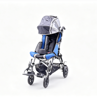Poussette pliable avec siège bleu et gris, cadre argenté et panier de rangement pour le transport