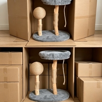 Natuurlijke massief houten kleine krabpaal voor katten met ronde sisalbal, zitstok, hangende touwspeeltjes & mini kattenactiviteitentoren