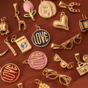 Mini Chic |   Ciondoli <span class=keywords><strong>in</strong></span> Acciaio Inossidabile Placcato Oro PVD 18K con Smalto |   Portafoglio impermeabile a forma di ferro di cavallo, per fotocamera, occhiali da sole, passaporto e cuore - Product Image 1