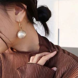 Pendientes de Perlas Grandes de Diseño Exclusivo, Estilo Europeo Americano, Elegantes y Modernos para Mujer, Dos Formas de Uso - Product Image 1