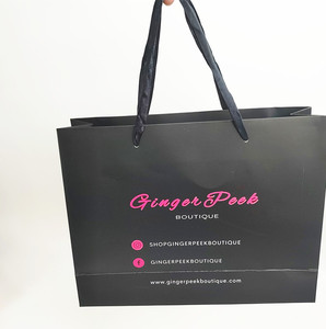 Bolsa de regalo de papel negro de lujo al por mayor, bolsa de papel con asas de satén y logotipo de marca impreso personalizado para empaque de tiendas de moda - Product Image 1