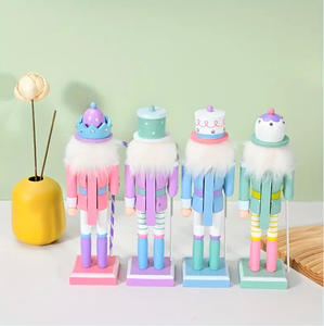 Cascanueces de Madera Hecho a Mano de 25 cm con Acabado Brillante para Regalo Navideño, Decoración Clásica para el Hogar y Escritorio - Product Image 4