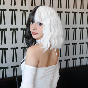Perruques de cosplay <span class=keywords><strong>Cruella</strong></span> De Vil pour femmes Ainizi, 14 pouces, courtes et bouclées avec frange, moitié noire et moitié blanche - Product Image 4