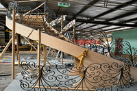 Escalier en colimaçon élégant en bois courbé avec rampe décorative en métal pour projet de rénovation de résidence de luxe classique