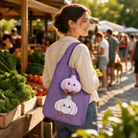 Op maat gemaakte pluche sleutelhanger met opvouwbare tas OEM herbruikbare boodschappentas promotioneel cadeau pluche tasbedel met opvouwbare tas