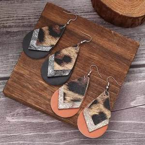 Pendientes colgantes geométricos de leopardo de tres capas Vintage de piel sintética hipoalergénicos de moda para mujeres UIONEN 878 - Product Image 1
