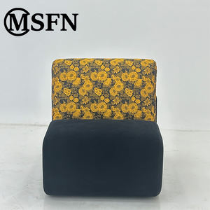 كرسي استرخاء عصري أنيق بنمط أصفر مع قاعدة سوداء وإطار خشبي لغرف المعيشة وغرف الطعام، قابل للتخصيص - Product Image 2