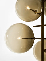 Lampadaire moderne en laiton sur mesure avec globe en verre soufflé et structure à branches décalées pour salon, chambre à coucher, décoration intérieure