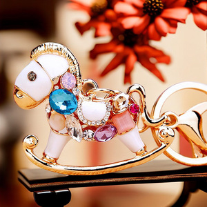 Porte-clés en métal mignon avec motif de cheval du zodiaque, incrusté de cristaux, pour femmes, cadeau d'affaires - Product Image 2