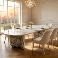 Moderner ovaler Esstisch mit gewölbten Beinen aus Arabescato-Marmor, geeignet für zeitgenössische minimalistische Häuser und Designer-Räume.