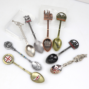 Fabrication de cuillères souvenir miniatures en alliage de zinc avec logo personnalisé, souvenir touristique de Corse - Product Image 3