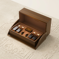 Organisateur de flacons de parfum en bois de qualité supérieure avec insert découpé sur mesure, intérieur brun classique pour une présentation élégante des parfums