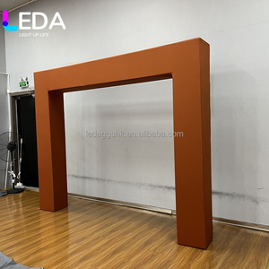 ซุ้มโค้งอลูมิเนียมอัลลอยด์ LEDA หุ้มผ้าสีขาว ประดับแจกันดอกไม้ สำหรับตกแต่งพิธีแต่งงานกลางแจ้ง - Product Image 6