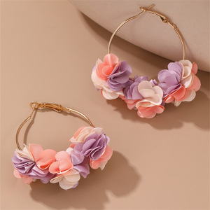 Elodie Damen Trendige Ohrringe im japanisch-koreanischen Stil, Blumenform, Zinklegierung, vergoldet, neue übertriebene Kreis-Ohrclips - Product Image 4