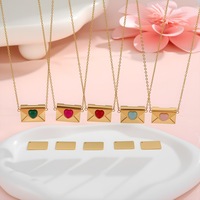 Collar Personalizado Estilo Sobre, Acero Inoxidable con Baño PVD en Oro o Plata, para Grabado de Nombre y Fecha, para Parejas