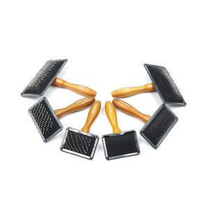 Peigne pour animaux de compagnie personnalisable d'usine avec manche en bois aiguille en acier inoxydable peigne à cheveux sûr pour chiens chats vêtements pour chiens chats - Product Image 1