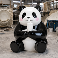 Sculpture de panda artistique en résine peinte sur mesure, logo couleur personnalisé, tenant une tasse, animal de dessin animé, centre commercial, parc à thème